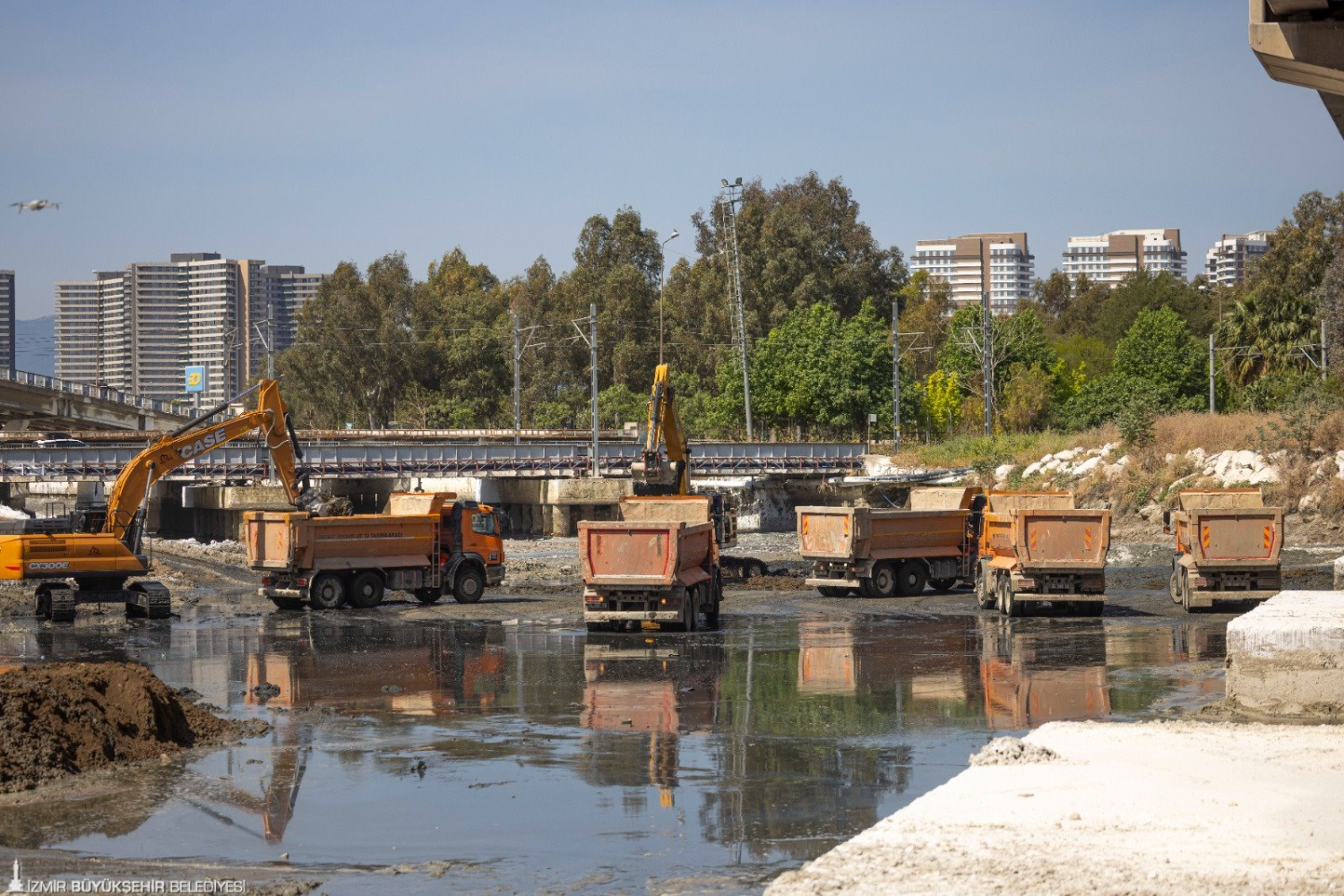 İZSU'dan Meles ve Manda derelerinde temizlik seferberliği